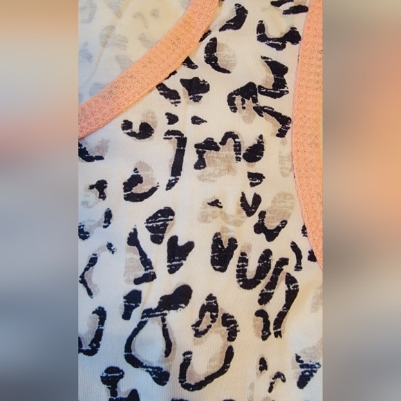 Womens pink trim leopard tank top. SIZE MEDIUM - Picture 2 of 3